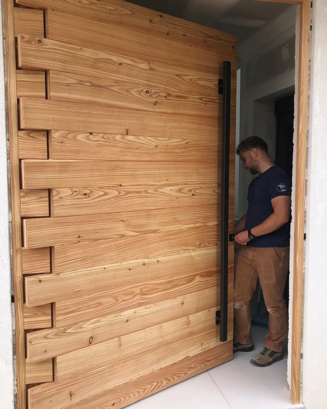 Création d'une porte d'entrée en bois de mélèze sur pivot invisible