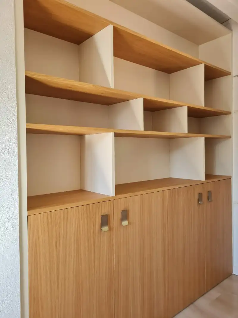 Création d'une bibliothèque semi-ouverte sur mesure en laque et placage chêne à Aic-en-Provence