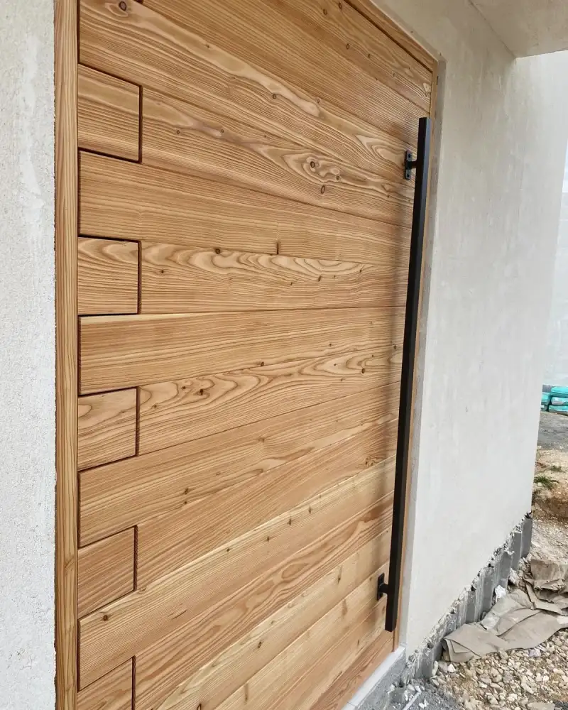 Création d'une porte d'entrée en bois de mélèze sur pivot invisible